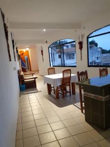cocina y comedor con mesa y sillas en Taxco de mis amores, en Taxco de Alarcón