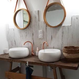 2 lavabos sur une table en bois avec 2 miroirs dans l'établissement La Trog'Laudy gîte 4 étoiles au coeur des vignes, à Vouvray