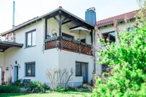 una vista exterior de una casa con balcón en Hussi's Home en Großenhain