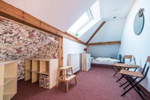 Zimmer mit einem Bett, einem Schreibtisch und Stühlen in der Unterkunft Hussi's Home in Großenhain
