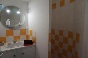 un baño con lavabo y espejo en DRINOU HOUSE, en Boulogne-sur-Mer 18 fotos más