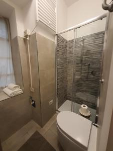 ローマにあるCASA VACANZA COLOSSEO WHOLE HOLIDAY HOME APARTMENT da PAMINO & PRISCILLAのバスルーム(トイレ、ガラス張りのシャワー付)