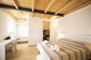 Agriturismo Eos في ليفانتو: غرفة نوم عليها سرير وفوط