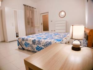 En eller flere senger på et rom på Lu Cori di Sossu