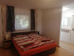 Un pat sau paturi într-o cameră la Tünde Apartman