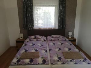 Postel nebo postele na pokoji v ubytování Tünde Apartman