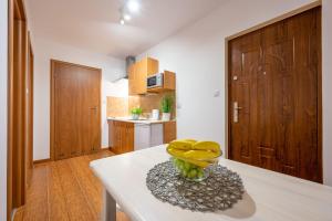 Kuchnia lub aneks kuchenny w obiekcie Apartamenty Plazowa