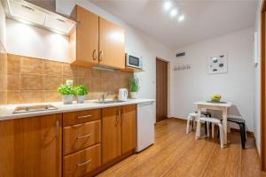 Kuchnia lub aneks kuchenny w obiekcie Apartamenty Plazowa