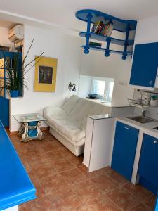 ein Wohnzimmer mit einem weißen Sofa und einer Küche in der Unterkunft PKM Apartments Baska Voda in Baška Voda