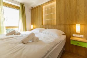 sypialnia z 2 łóżkami i białymi poduszkami w obiekcie La Bella Centrum Apartmanok Kék Zöld w Hévízie
