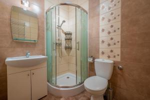 łazienka z prysznicem, toaletą i umywalką w obiekcie Apartamenty Plazowa w Darłówku +37 zdjęć