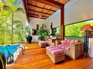 - un salon avec des chaises et une piscine dans l'établissement Casa Bubu Guest House, à Granada