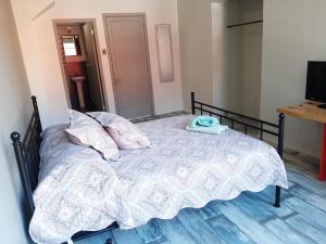Rúm í herbergi á Aji Hostel
