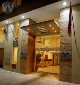 un vestíbulo de un edificio con banderas delante en Wilson Hotel en Salta