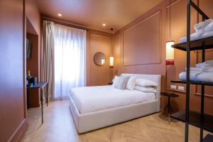 a bedroom with a bed and two bunk beds at The Couper Colonna in Rome