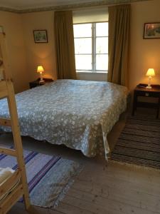 1 dormitorio con cama y ventana en Tättas stuga på Malingsbo Herrgård en Malingsbo