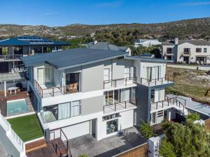una vista aérea de una casa blanca con balcones en Greenways Drive Apartment, en Kommetjie