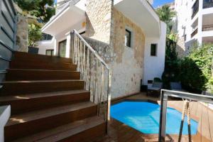 eine Treppe, die zu einem Haus mit einem blauen Pool führt in der Unterkunft Beautiful designer home in Illetas in Illetas