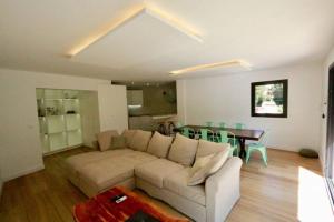 ein Wohnzimmer mit einem Sofa und einem Tisch in der Unterkunft Beautiful designer home in Illetas in Illetas