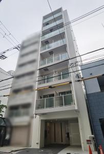 um edifício alto com varandas ao lado em OSAKA SUNSHlNE TOWER23 em Osaka
