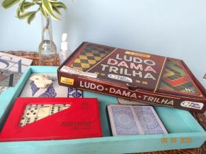 VIVA BUZIOS no Condominio Aqua Marina casa13 في بوزيوس: طاولة مع علبتين في الأعلى