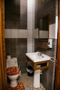 uma casa de banho com um lavatório e um WC em Kikis Court Resort em Hohoe
