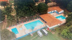 - une vue aérienne sur une maison avec 2 piscines dans l'établissement Ananda pousada chalé, à São Pedro