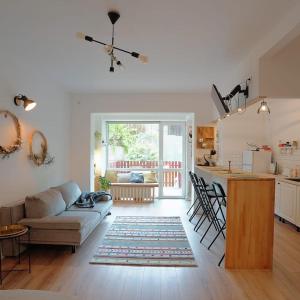 een woonkamer met een bank en een keuken bij Bubbles studio Sinaia with terrace in Sinaia