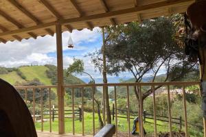 a view from a porch with a view of the mountains at Un refugio en las montañas de Tabio in Tabio