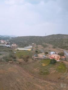 una pequeña ciudad en medio de un campo en جولدن السودة en Abha