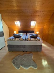 A bed or beds in a room at ALTSTADT-APARTMENTS Bad Radkersburg - Ihr Zuhause auf Reisen Még 37 kép