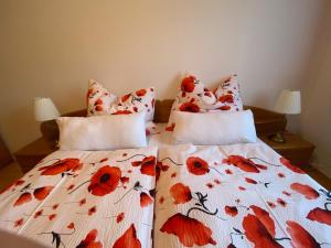 A bed or beds in a room at ALTSTADT-APARTMENTS Bad Radkersburg - Ihr Zuhause auf Reisen