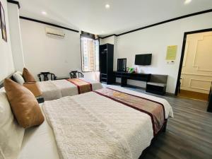 TV a/nebo společenská místnost v ubytování Khách sạn Hoàng Gia