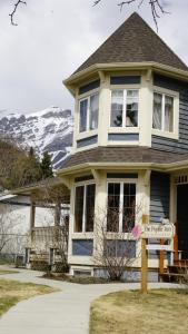una casa con un cartel delante de ella en The Poplar Inn en Banff