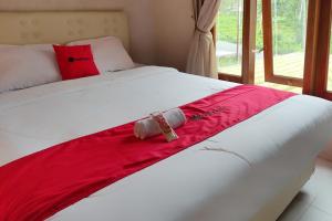 A bed or beds in a room at RedDoorz near Agrowisata Kebun Teh Dieng