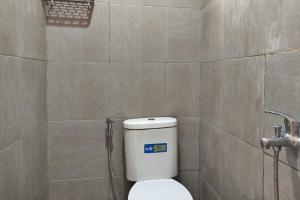 A bathroom at RedDoorz near Agrowisata Kebun Teh Dieng