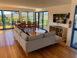 una sala de estar con un sofá y una mesa en Blue Gum Retreat, en Coles Bay