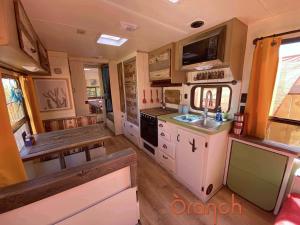 uma cozinha num trailer com um lavatório e um fogão em Oranch House, Studio & Wilderness em Kanab