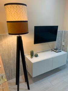 Televízia a/alebo spoločenská miestnosť v ubytovaní Apartamento LA DORADA