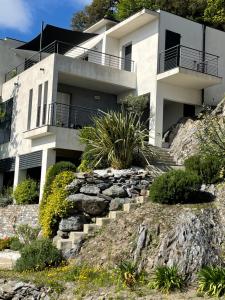 Valle-di-CampoloroにあるVilla Petreraの階段のある丘の上の家