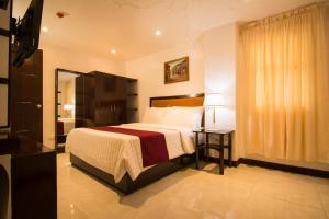 En eller flere senge i et værelse på Diamond Hotel And Resto