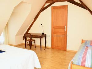 Giường trong phòng chung tại Gîte Betz-le-Château, 4 pièces, 7 personnes - FR-1-381-365