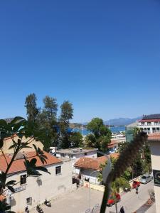 een straat met gebouwen en een vogel aan een boom bij Woynpoint Hotel&Cafe in Fethiye