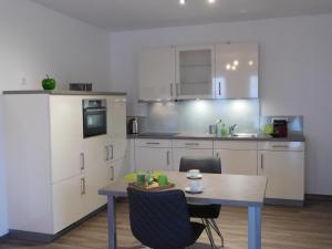 a kitchen with a table and a dining room at Ferienwohnung Kurpark in Xanten