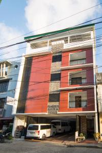 ein farbenfrohes Gebäude mit einem Bus davor in der Unterkunft Diamond Hotel And Resto in Catarman