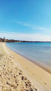 敘拉古的住宿－Poesia del Mare B&B，沙滩上,沙滩上,水里,脚印