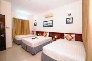 巴地市Ruby Hotel Côn Đảo的一间酒店客房,内配两张床