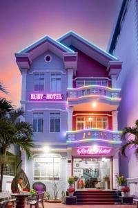 巴地市Ruby Hotel Côn Đảo的紫色的建筑,上面有酒店标志