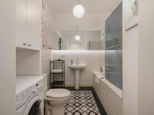 ein weißes Bad mit einem WC und einem Waschbecken in der Unterkunft Rent like home - Ogrodowa 65 in Warschau