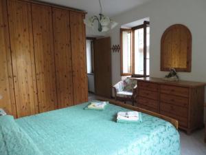 a bedroom with a bed and a dresser at Casa Almut & More - Lake Como Center - Varenna in Perledo